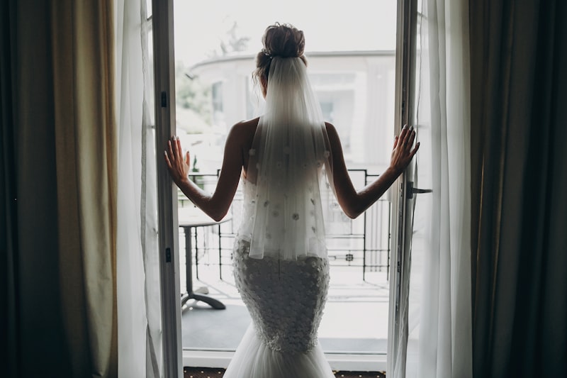 Stunning Photogenic Bridal Poses for Your Wedding Day: Capture the Perfect Moments