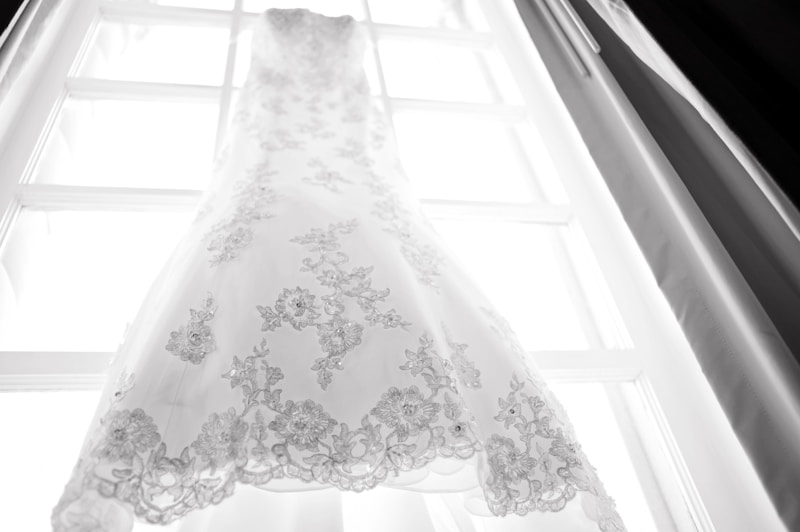 Romantic Lace Accents on Wedding Attire: The Timeless Charm of Elegance